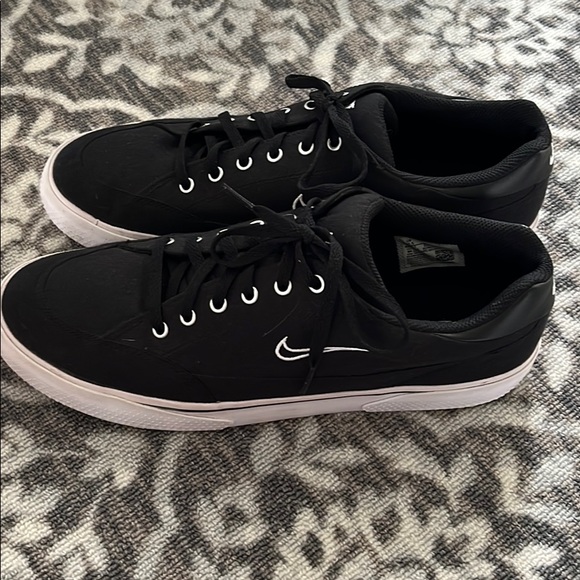 Men’s Nike Shoes - Picture 2 of 4